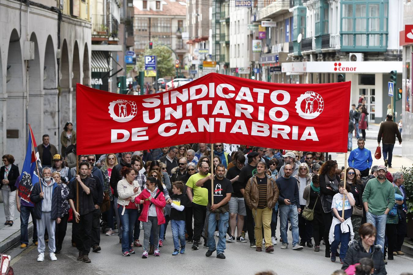 Fotos: Manifestación del 1 de mayo en Torrelavega