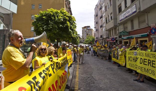 Los afectados, en una de sus múltiples manifestaciones ante la sede del Gobierno regional. :: javier cotera