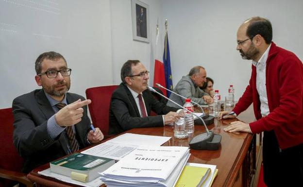 El portavoz del PSOE, José Luis Urraca –de pie–, conversa con el alcalde, José Manuel Cruz Viadero, al inicio de la sesión.