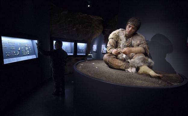 Una persona observa una colección sobre la Edad del Hierro en el Museo de Prehistoria y Arqueología de Cantabria