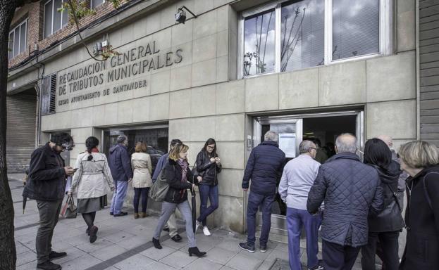 Algunas personas han tenido que aguardar su turno en la calle porque no había sitio en la oficina de Tributos.