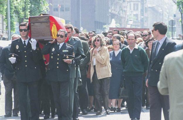 25-04-1997. Imagen del funeral del inspector cántabro Luis Andrés Samperio, asesinado por la banda en Bilbao.