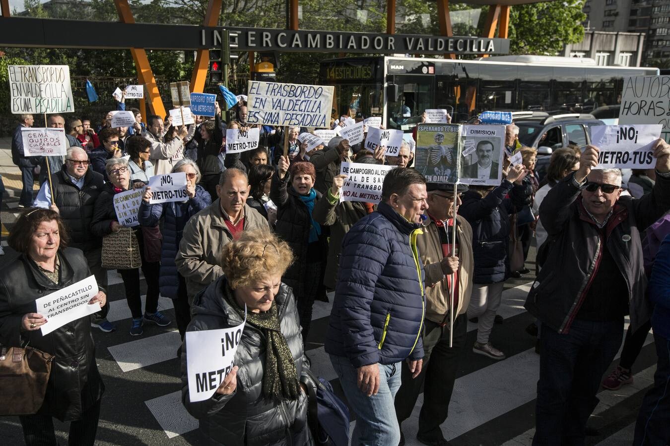 Los vecinos abarrotan la línea 3 en un viaje simbólico contra el MetroTUS y llevan sus pancartas hasta el intercambiador de Valdecilla 