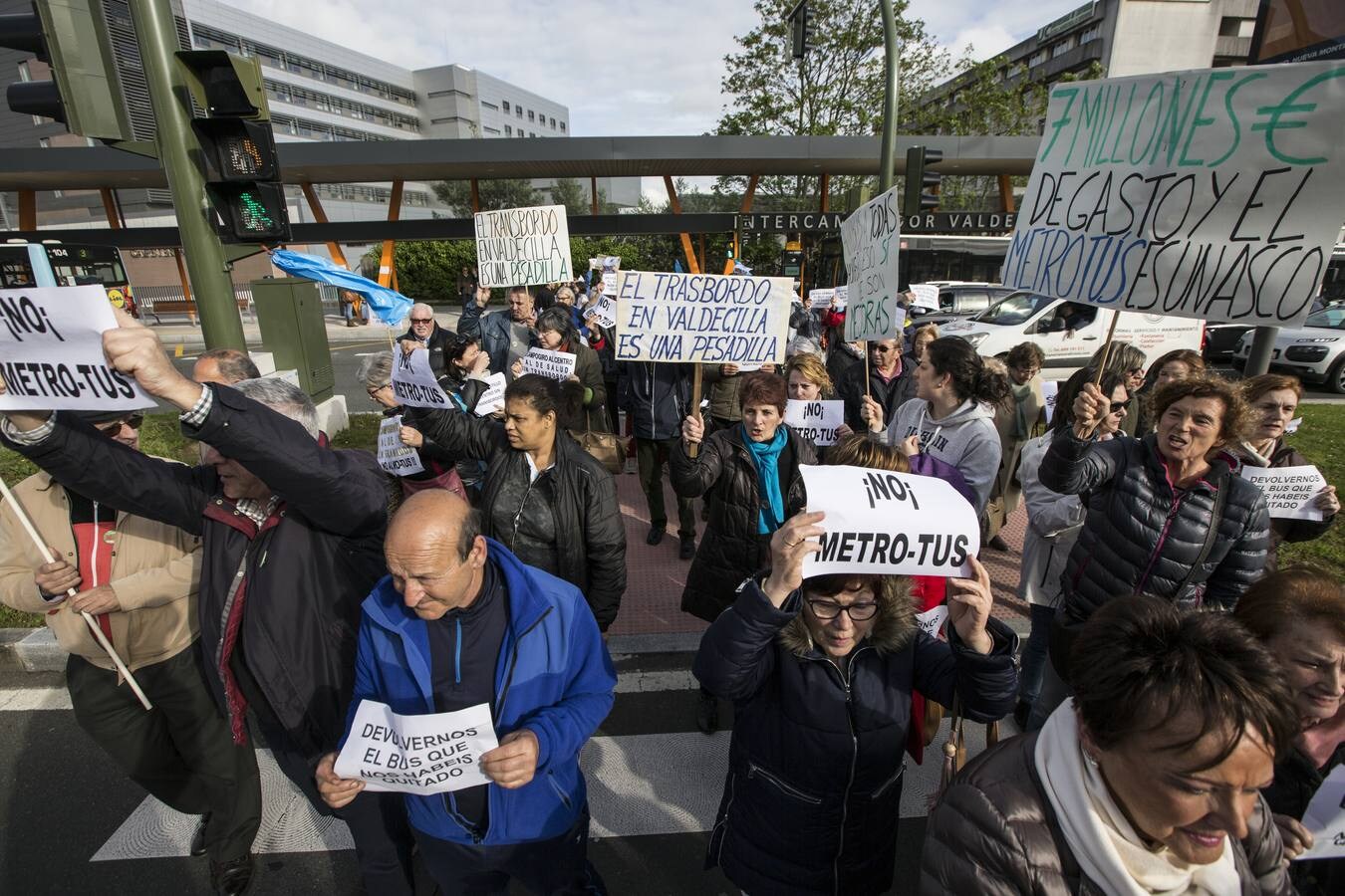 Los vecinos abarrotan la línea 3 en un viaje simbólico contra el MetroTUS y llevan sus pancartas hasta el intercambiador de Valdecilla 