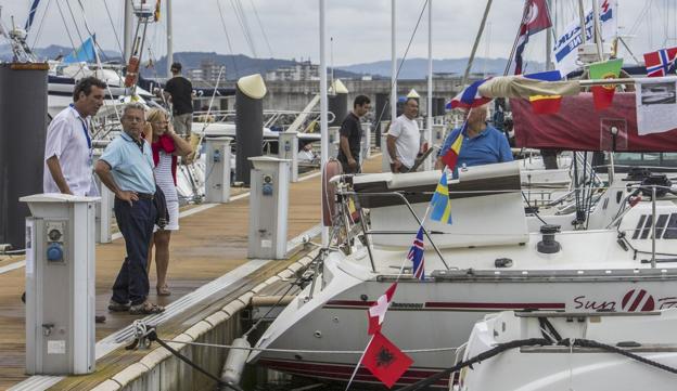 En los pantalanes del puerto pejino se ponían cada año a la venta embarcaciones de segunda mano. 