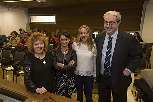 Susana Armesto, Arancha Rojo, Natalia Palmou y Javier H. de Sande, de izquierda a derecha. :: j. cotera