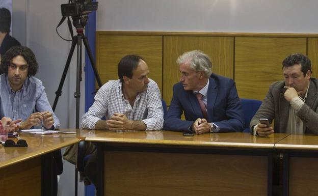 Imagen de archivo de una reunión de la Ejecutiva del PP con Javier Fernández Soberón (primero por la izquierda) e Íñigo Fernández (primero por la derecha).