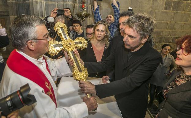 Jean Michel Jarre, el año pasado venerando el Lignum Crucis en Santo Toribio.