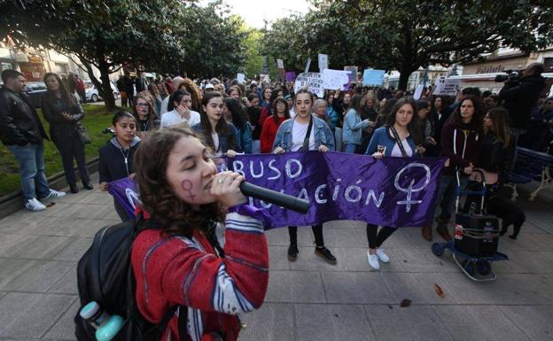 Imagen principal - Más de mil cántabros vuelven a la calle para protestar contra el fallo de &#039;La Manada&#039;