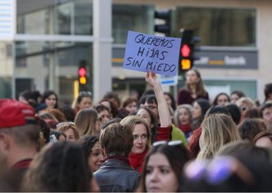 Imagen secundaria 1 - Más de mil cántabros vuelven a la calle para protestar contra el fallo de &#039;La Manada&#039;