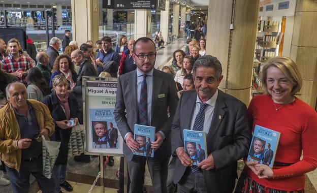 Miguel Ángel Revilla, acompañado de responsables de la editorial y del centro comercial, con el libro que presentó ayer.