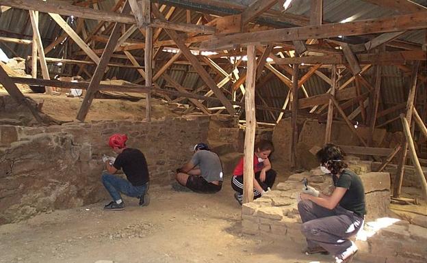 Un grupo de arqueólogos, trabajando bajo la vieja estructura en el año 2000.