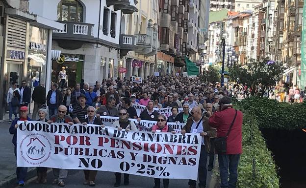 Los pensionistas muestran su indignación en Santander