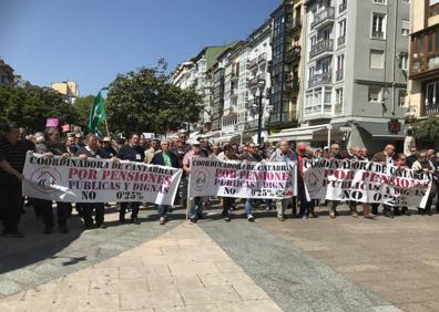 Imagen secundaria 1 - Los pensionistas muestran su indignación en Santander