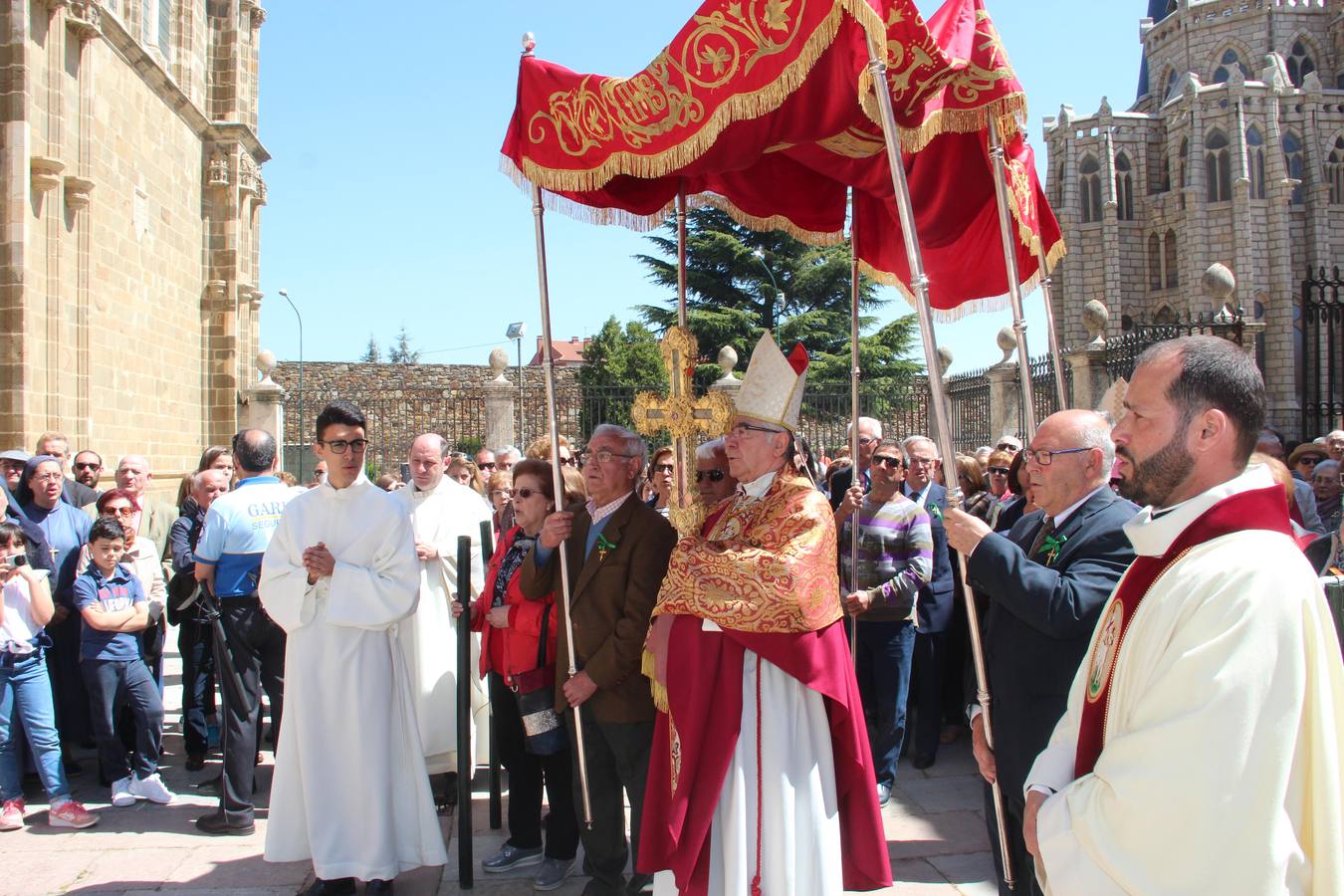 La reliquia ha viajado en coche desde Santo Toribio rumbo a Astorga. A su llegada a León, el obispo de Santander entregó el Lignum Crucis al obispo de León, en un acto celebrado en la catedral