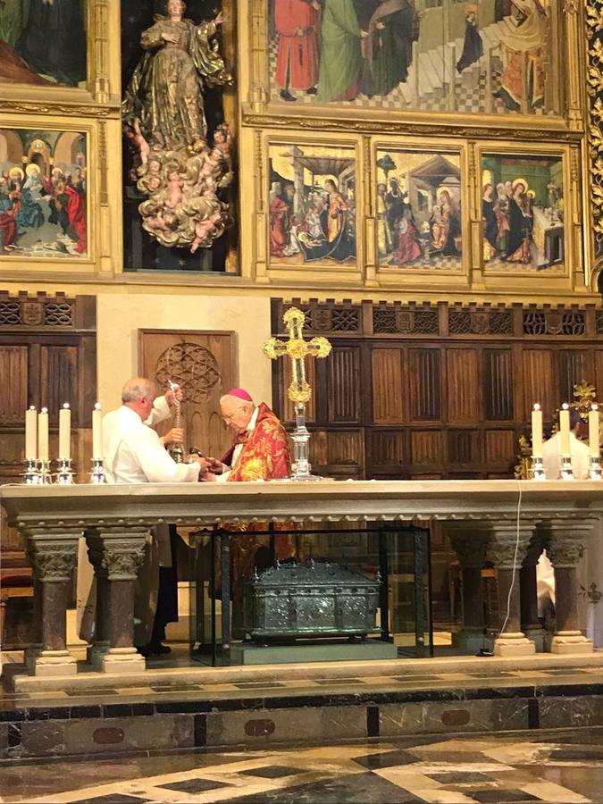 La reliquia ha viajado en coche desde Santo Toribio rumbo a Astorga. A su llegada a León, el obispo de Santander entregó el Lignum Crucis al obispo de León, en un acto celebrado en la catedral