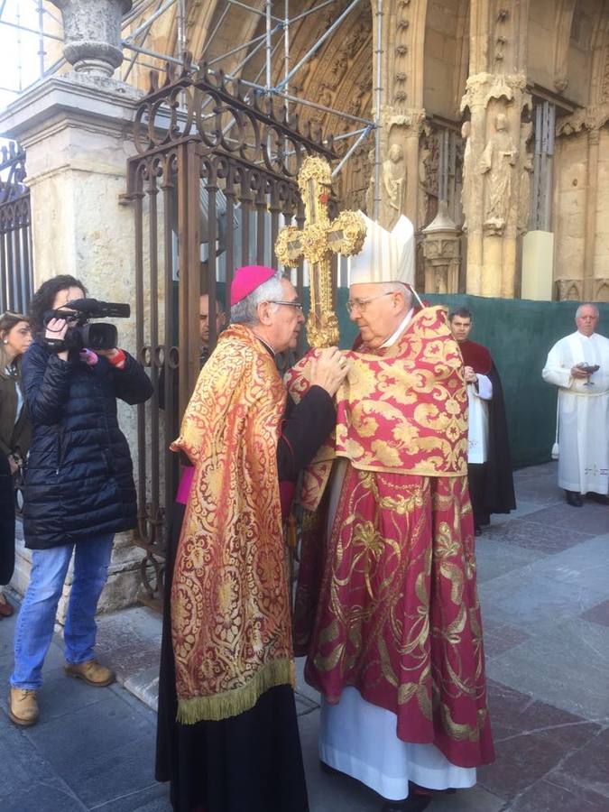 La reliquia ha viajado en coche desde Santo Toribio rumbo a Astorga. A su llegada a León, el obispo de Santander entregó el Lignum Crucis al obispo de León, en un acto celebrado en la catedral