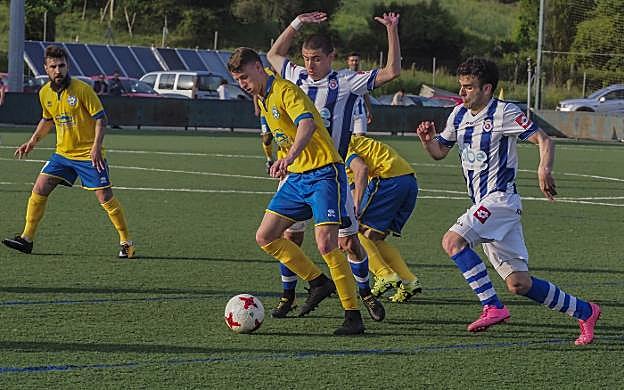 Iker, del Siete Villas, conduce el balón ante la presión de Fer y Vitienes, de la Gimnástica.
