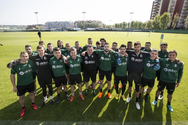 La plantilla al completo, con Carlos Pouso al frente, se conjuró ayer en el último entrenamiento en La Albericia.