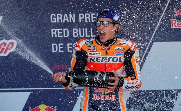 Marc Márquez, festejando su victoria en el podio. 