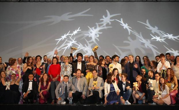 Foto de familia, con los premiados, autoridades y otros invitados a la gala de clausura que se celebró en el Teatro Vimenor de Vioño. 