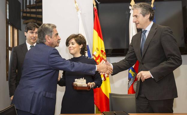 Imagen del 10 de abril, durante la firma de la segunda fase de la concesión por 45 años a la empresa Santander Coated Solutions, en el Puerto de Santander.