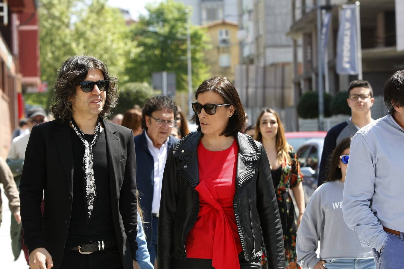 El cantante reinosano Raúl Gutiérrez 'Rulo' ha 'conquistado' una estrella del Paseo de la Fama de Tetuán, que desde este domingo 'brilla' en el suelo de este barrio santanderino, tras ser descubierta por el propio artista, en un acto en el que ha estado rodeado, además de por las autoridades, de amigos y familiares -entre ellos su abuelo de 92 años-, y a quienes ha dedicado el reconocimiento.