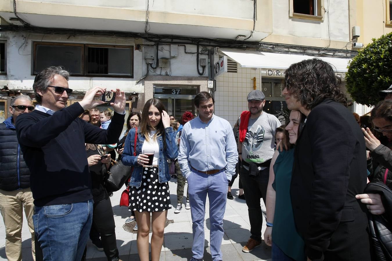 El cantante reinosano Raúl Gutiérrez 'Rulo' ha 'conquistado' una estrella del Paseo de la Fama de Tetuán, que desde este domingo 'brilla' en el suelo de este barrio santanderino, tras ser descubierta por el propio artista, en un acto en el que ha estado rodeado, además de por las autoridades, de amigos y familiares -entre ellos su abuelo de 92 años-, y a quienes ha dedicado el reconocimiento.