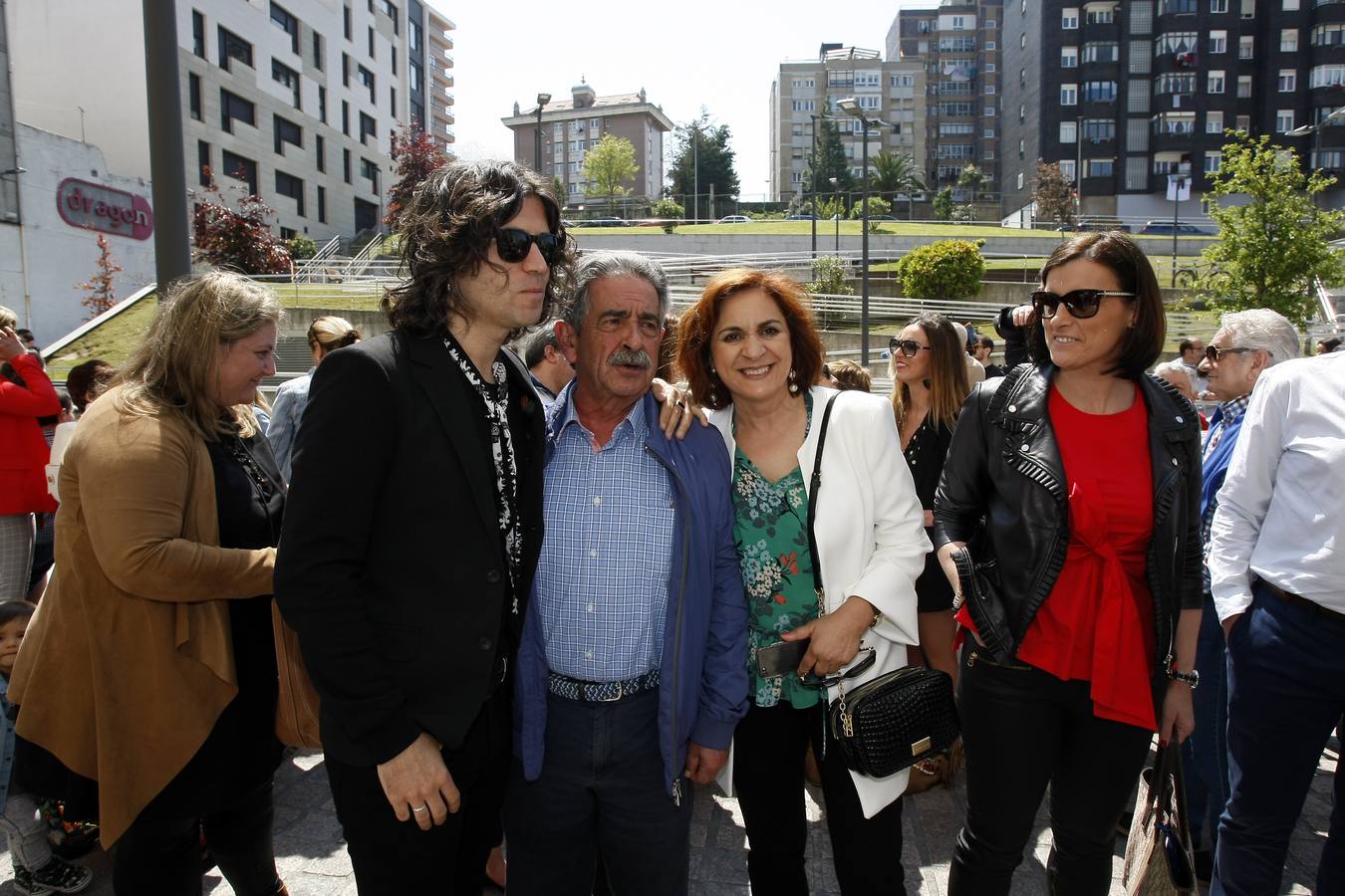 El cantante reinosano Raúl Gutiérrez 'Rulo' ha 'conquistado' una estrella del Paseo de la Fama de Tetuán, que desde este domingo 'brilla' en el suelo de este barrio santanderino, tras ser descubierta por el propio artista, en un acto en el que ha estado rodeado, además de por las autoridades, de amigos y familiares -entre ellos su abuelo de 92 años-, y a quienes ha dedicado el reconocimiento.