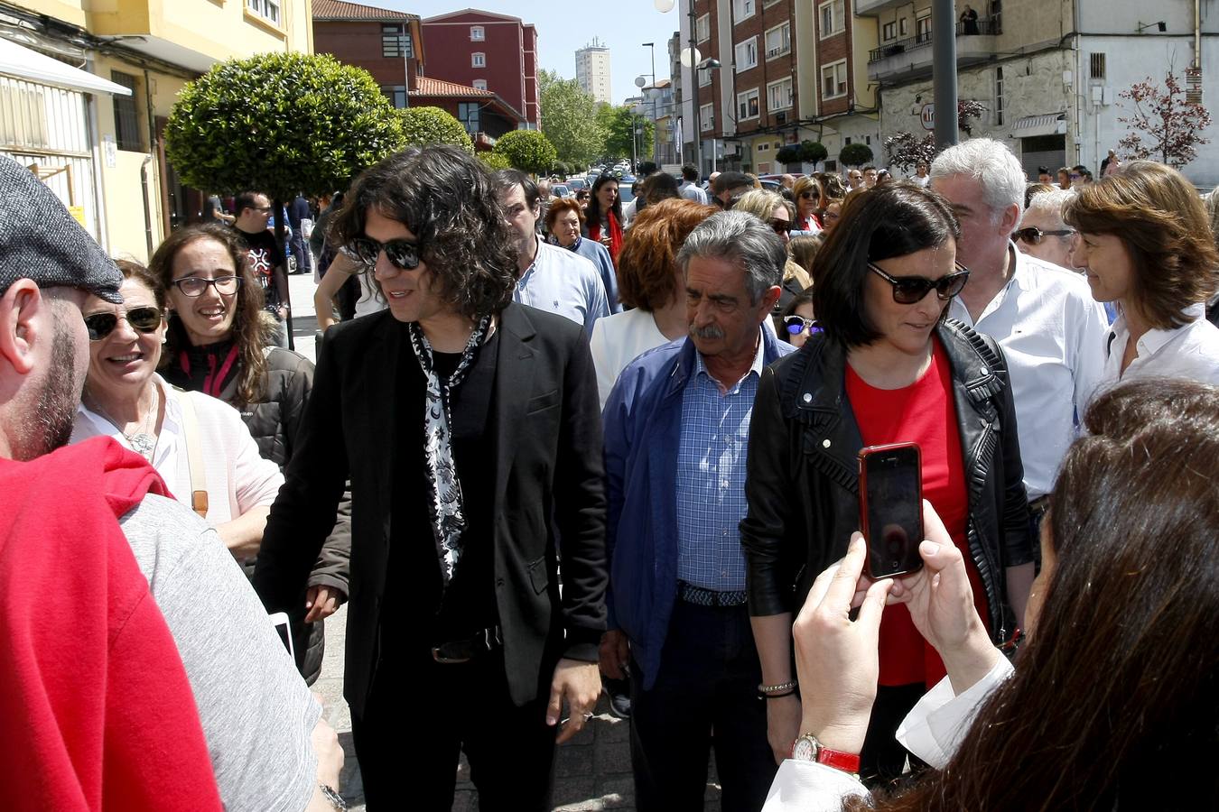 El cantante reinosano Raúl Gutiérrez 'Rulo' ha 'conquistado' una estrella del Paseo de la Fama de Tetuán, que desde este domingo 'brilla' en el suelo de este barrio santanderino, tras ser descubierta por el propio artista, en un acto en el que ha estado rodeado, además de por las autoridades, de amigos y familiares -entre ellos su abuelo de 92 años-, y a quienes ha dedicado el reconocimiento.