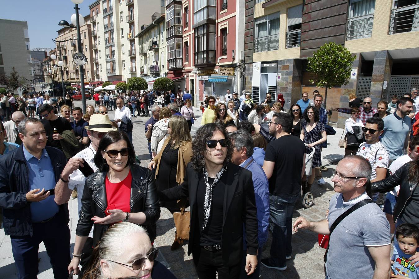 El cantante reinosano Raúl Gutiérrez 'Rulo' ha 'conquistado' una estrella del Paseo de la Fama de Tetuán, que desde este domingo 'brilla' en el suelo de este barrio santanderino, tras ser descubierta por el propio artista, en un acto en el que ha estado rodeado, además de por las autoridades, de amigos y familiares -entre ellos su abuelo de 92 años-, y a quienes ha dedicado el reconocimiento.