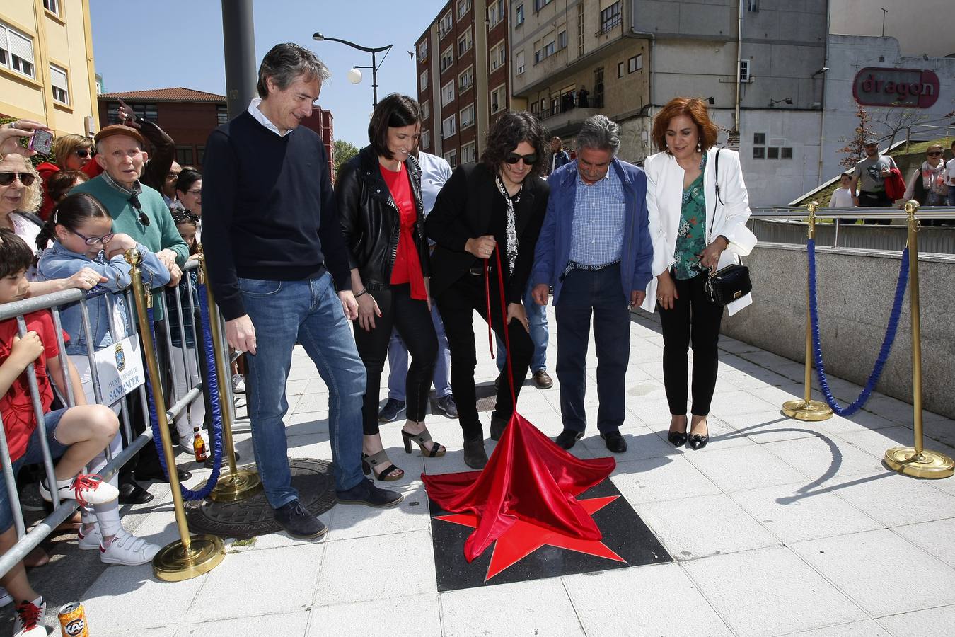 El cantante reinosano Raúl Gutiérrez 'Rulo' ha 'conquistado' una estrella del Paseo de la Fama de Tetuán, que desde este domingo 'brilla' en el suelo de este barrio santanderino, tras ser descubierta por el propio artista, en un acto en el que ha estado rodeado, además de por las autoridades, de amigos y familiares -entre ellos su abuelo de 92 años-, y a quienes ha dedicado el reconocimiento.