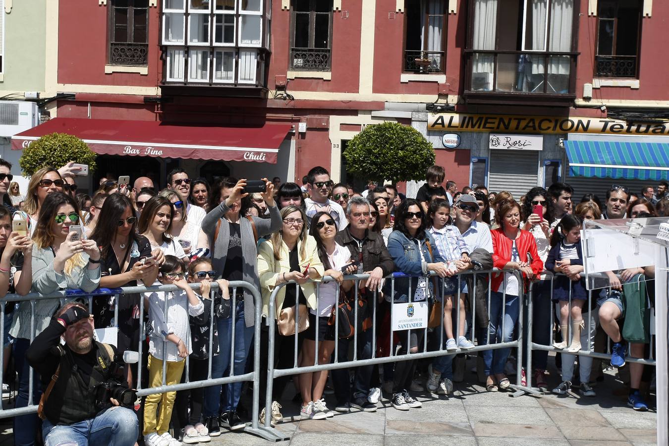 El cantante reinosano Raúl Gutiérrez 'Rulo' ha 'conquistado' una estrella del Paseo de la Fama de Tetuán, que desde este domingo 'brilla' en el suelo de este barrio santanderino, tras ser descubierta por el propio artista, en un acto en el que ha estado rodeado, además de por las autoridades, de amigos y familiares -entre ellos su abuelo de 92 años-, y a quienes ha dedicado el reconocimiento.