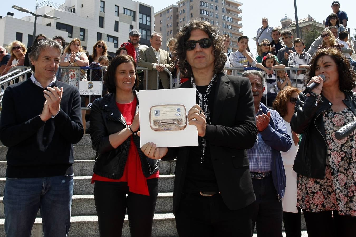 El cantante reinosano Raúl Gutiérrez 'Rulo' ha 'conquistado' una estrella del Paseo de la Fama de Tetuán, que desde este domingo 'brilla' en el suelo de este barrio santanderino, tras ser descubierta por el propio artista, en un acto en el que ha estado rodeado, además de por las autoridades, de amigos y familiares -entre ellos su abuelo de 92 años-, y a quienes ha dedicado el reconocimiento.