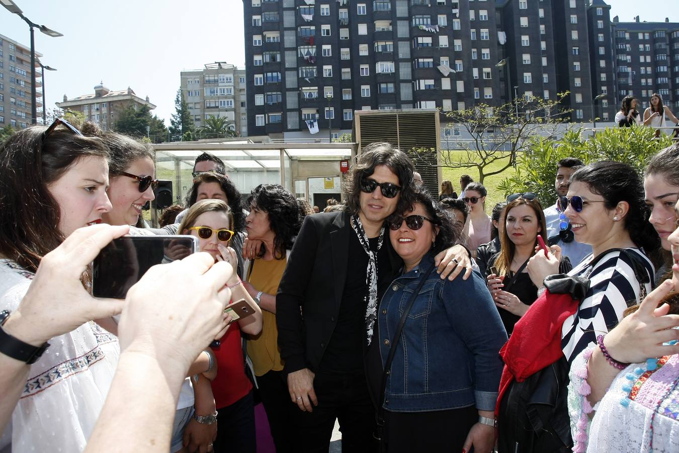 El cantante reinosano Raúl Gutiérrez 'Rulo' ha 'conquistado' una estrella del Paseo de la Fama de Tetuán, que desde este domingo 'brilla' en el suelo de este barrio santanderino, tras ser descubierta por el propio artista, en un acto en el que ha estado rodeado, además de por las autoridades, de amigos y familiares -entre ellos su abuelo de 92 años-, y a quienes ha dedicado el reconocimiento.