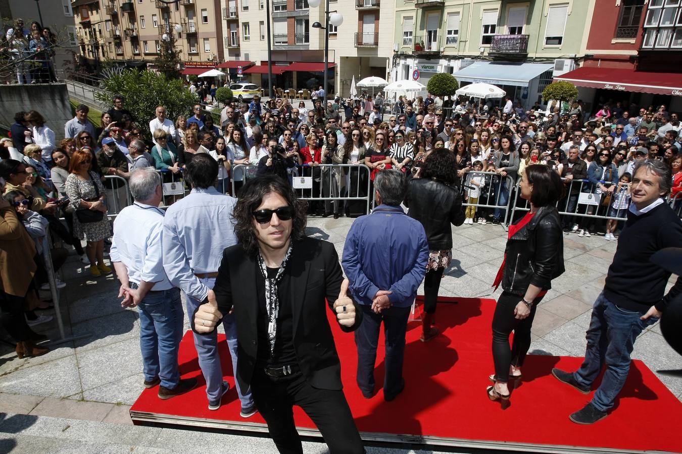 El cantante reinosano Raúl Gutiérrez 'Rulo' ha 'conquistado' una estrella del Paseo de la Fama de Tetuán, que desde este domingo 'brilla' en el suelo de este barrio santanderino, tras ser descubierta por el propio artista, en un acto en el que ha estado rodeado, además de por las autoridades, de amigos y familiares -entre ellos su abuelo de 92 años-, y a quienes ha dedicado el reconocimiento.