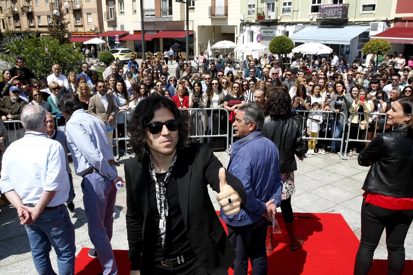 El cantante reinosano Raúl Gutiérrez 'Rulo' ha 'conquistado' una estrella del Paseo de la Fama de Tetuán, que desde este domingo 'brilla' en el suelo de este barrio santanderino, tras ser descubierta por el propio artista, en un acto en el que ha estado rodeado, además de por las autoridades, de amigos y familiares -entre ellos su abuelo de 92 años-, y a quienes ha dedicado el reconocimiento.