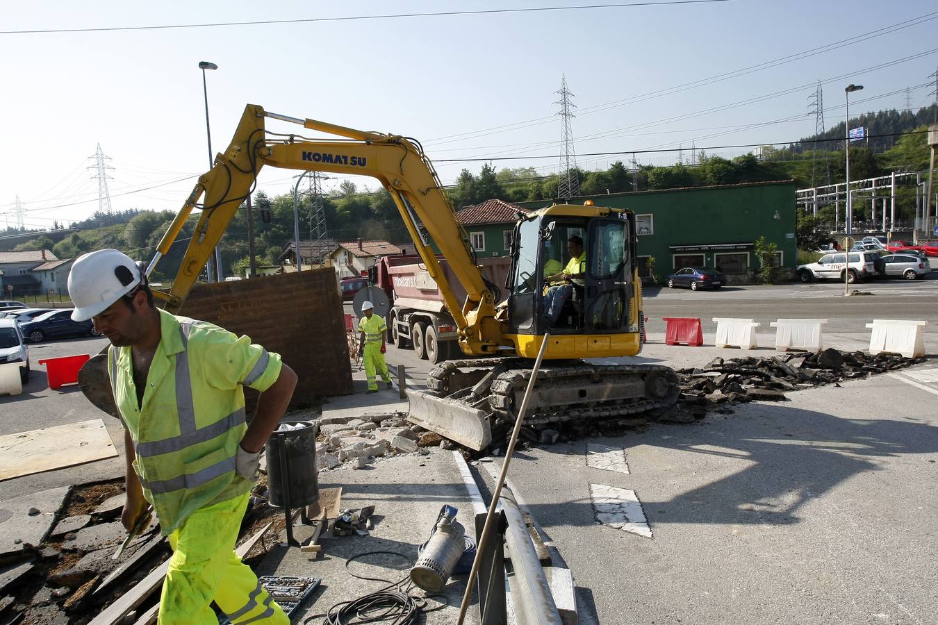 Operarios de la empresa contratada han iniciado hoy las obras de canalización de aguas subterráneas de el barrio de La Turbera, en Torrelavega