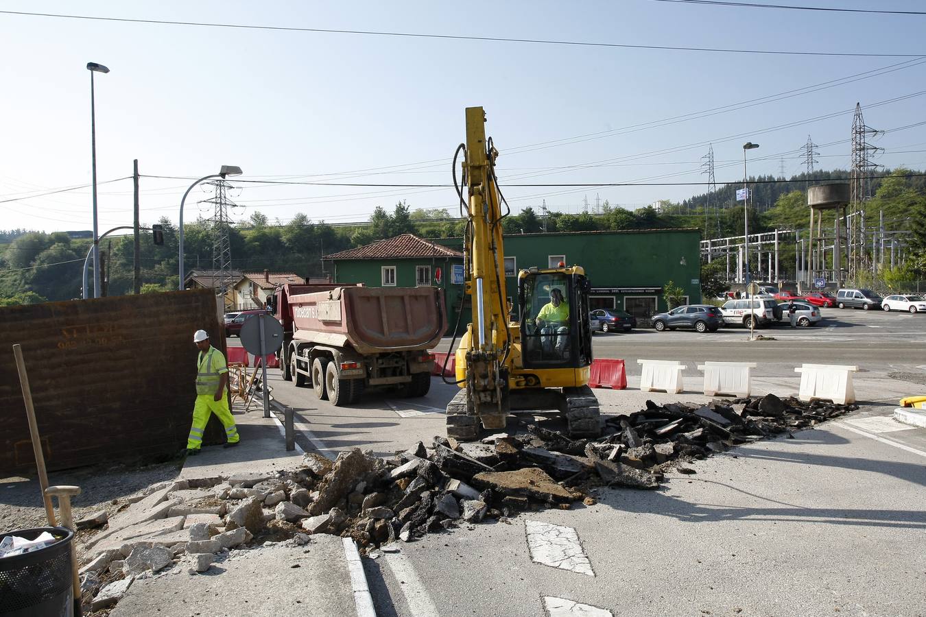 Operarios de la empresa contratada han iniciado hoy las obras de canalización de aguas subterráneas de el barrio de La Turbera, en Torrelavega