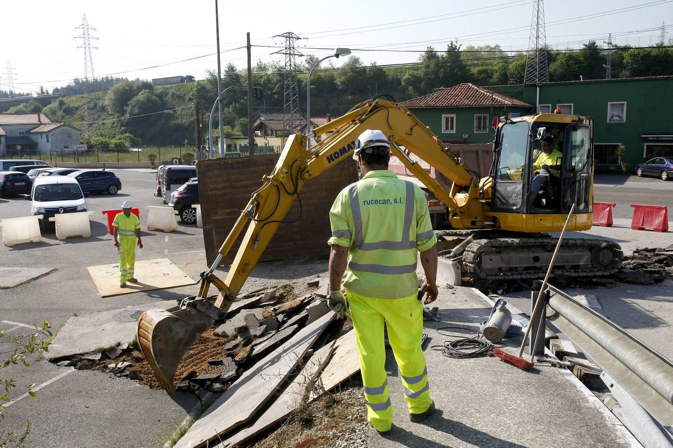 Operarios de la empresa contratada han iniciado hoy las obras de canalización de aguas subterráneas de el barrio de La Turbera, en Torrelavega