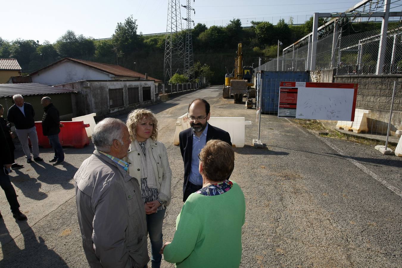 Operarios de la empresa contratada han iniciado hoy las obras de canalización de aguas subterráneas de el barrio de La Turbera, en Torrelavega