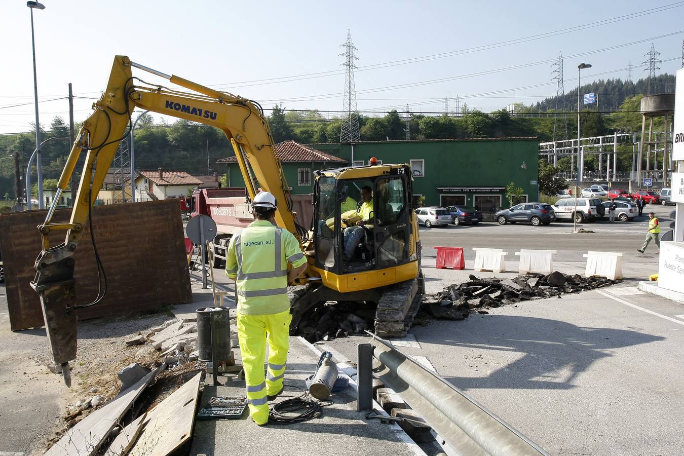 Operarios de la empresa contratada han iniciado hoy las obras de canalización de aguas subterráneas de el barrio de La Turbera, en Torrelavega