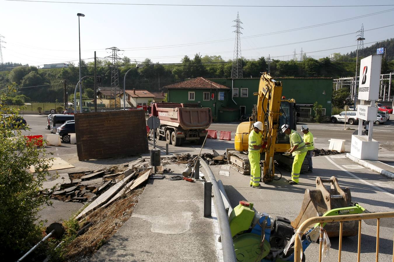 Operarios de la empresa contratada han iniciado hoy las obras de canalización de aguas subterráneas de el barrio de La Turbera, en Torrelavega