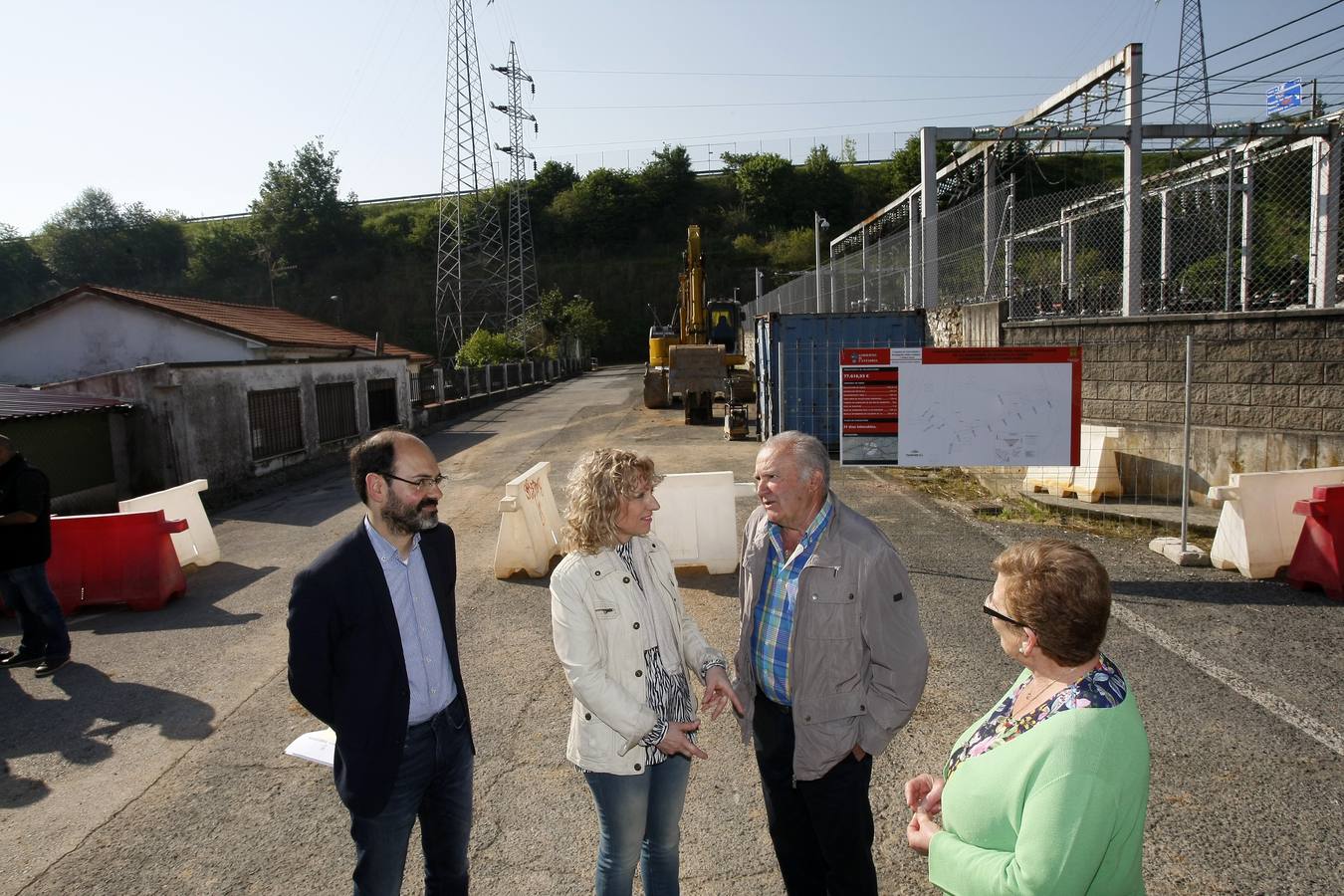 Operarios de la empresa contratada han iniciado hoy las obras de canalización de aguas subterráneas de el barrio de La Turbera, en Torrelavega