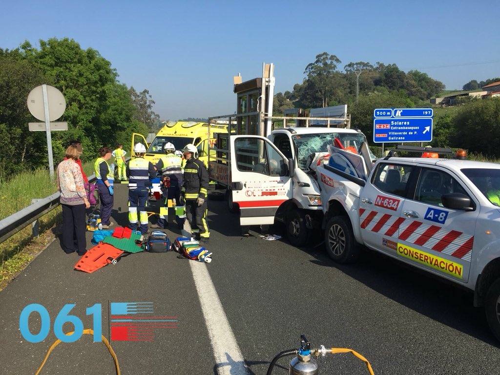 Fotos: Imágenes del accidente en Entrambasaguas que ha obligado a cortar la autovía, en dirección a Vizcaya