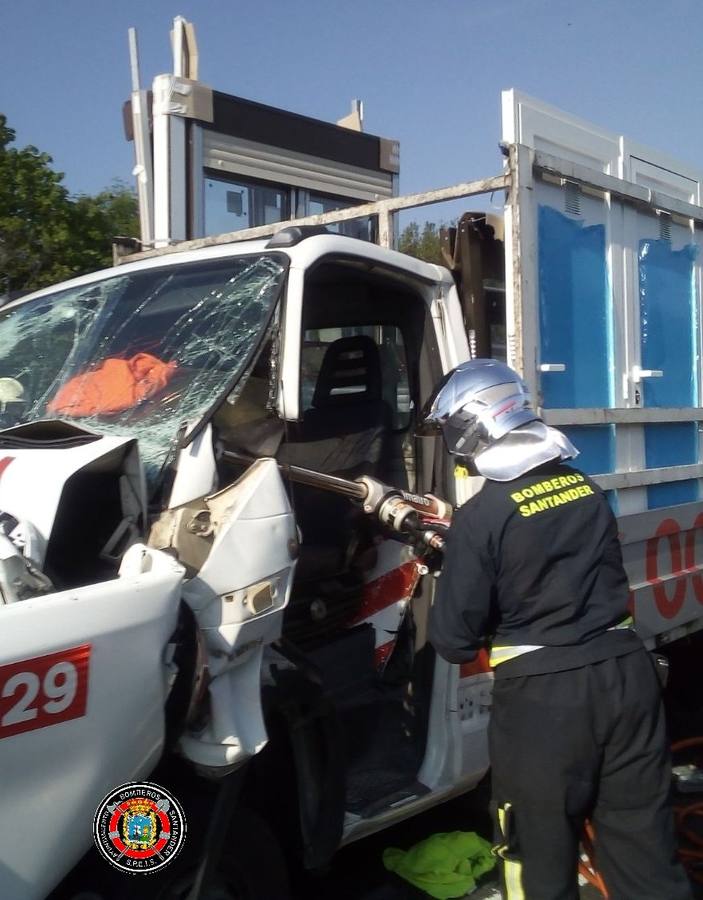 Fotos: Imágenes del accidente en Entrambasaguas que ha obligado a cortar la autovía, en dirección a Vizcaya