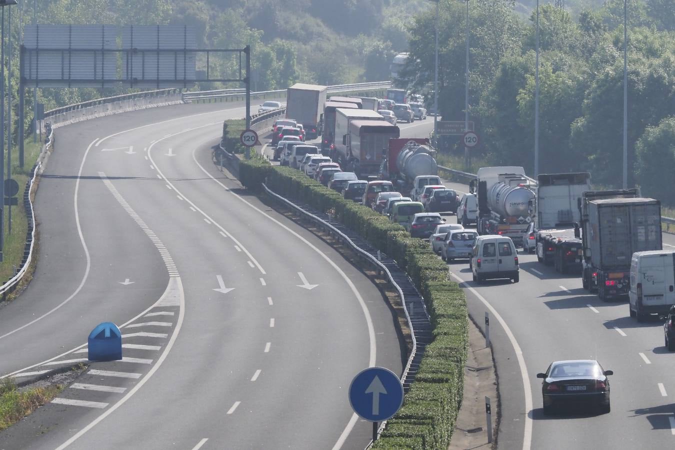 Fotos: Imágenes del accidente en Entrambasaguas que ha obligado a cortar la autovía, en dirección a Vizcaya