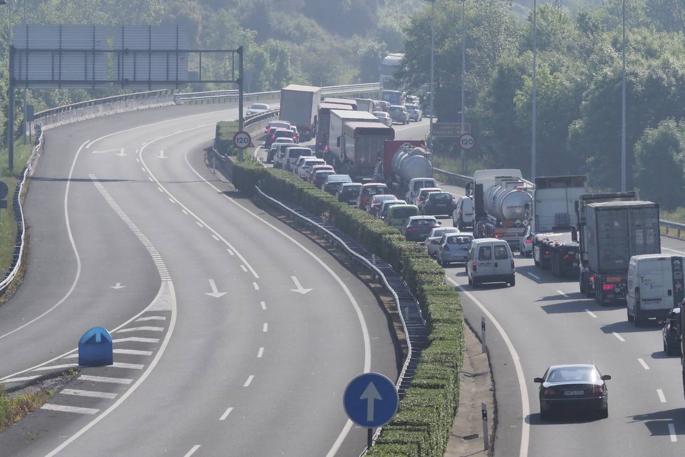 Fotos: Imágenes del accidente en Entrambasaguas que ha obligado a cortar la autovía, en dirección a Vizcaya