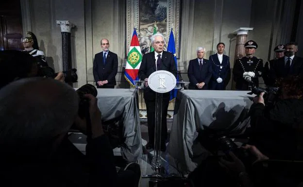 El presidente italiano, Sergio Mattarella, ofrece una rueda de prensa tras su reunión con los partidos. 