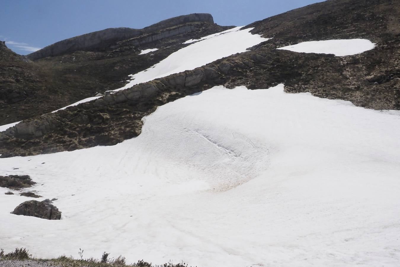 Pese a la reducción de las precipitaciones y al aumento de las temperaturas en Cantabria, todavía queda nieve en algunas zonas como el puerto de Lunada.